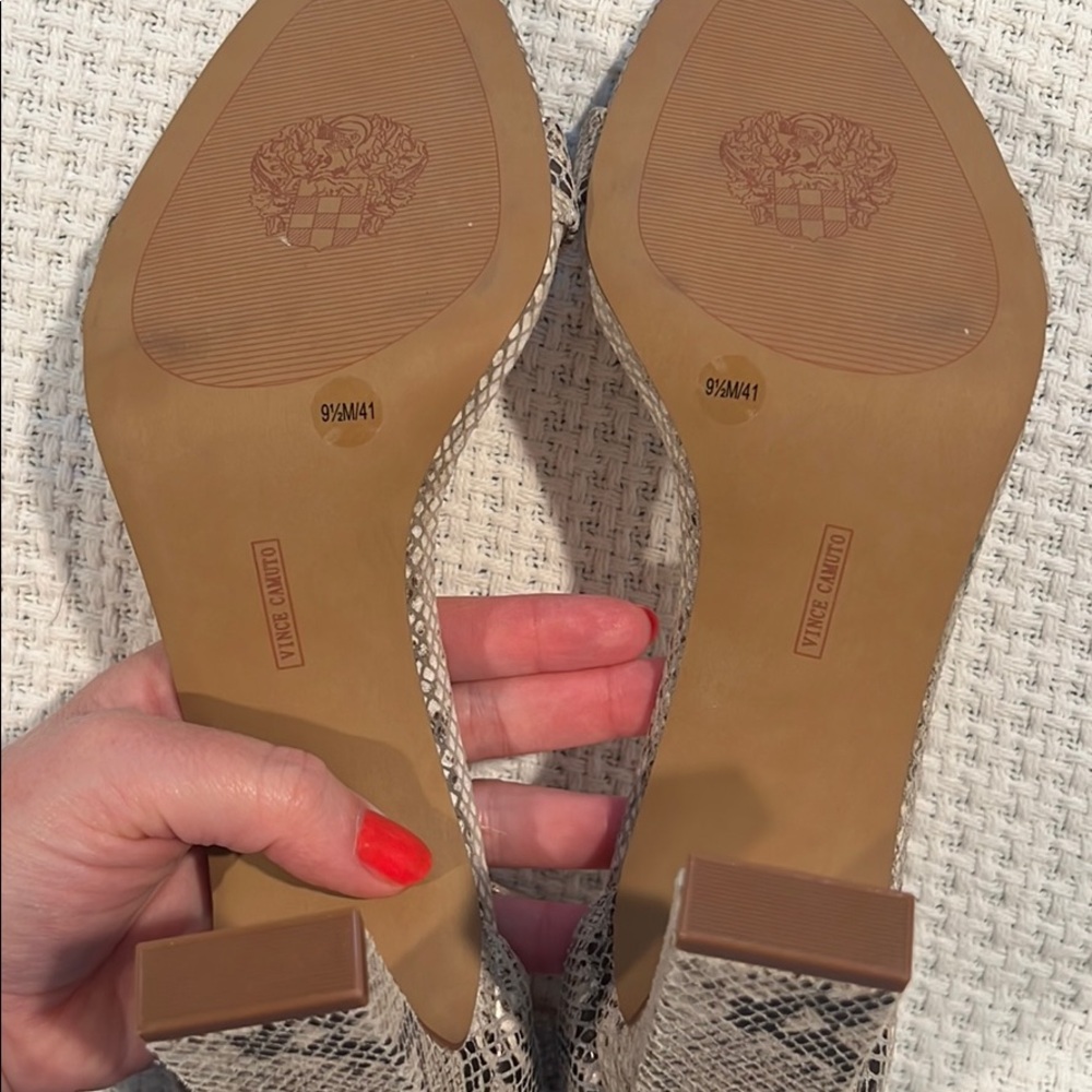 Vince Camuto snakeskin heel - Picture 5 of 5
